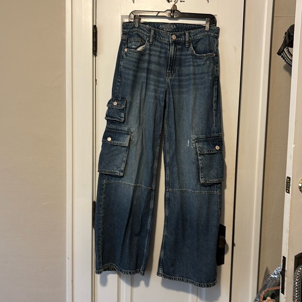 Never worn, low rise, baggy jean